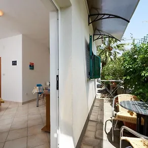 Mare - 30 M From Pebble Apartament Seget Vranjica